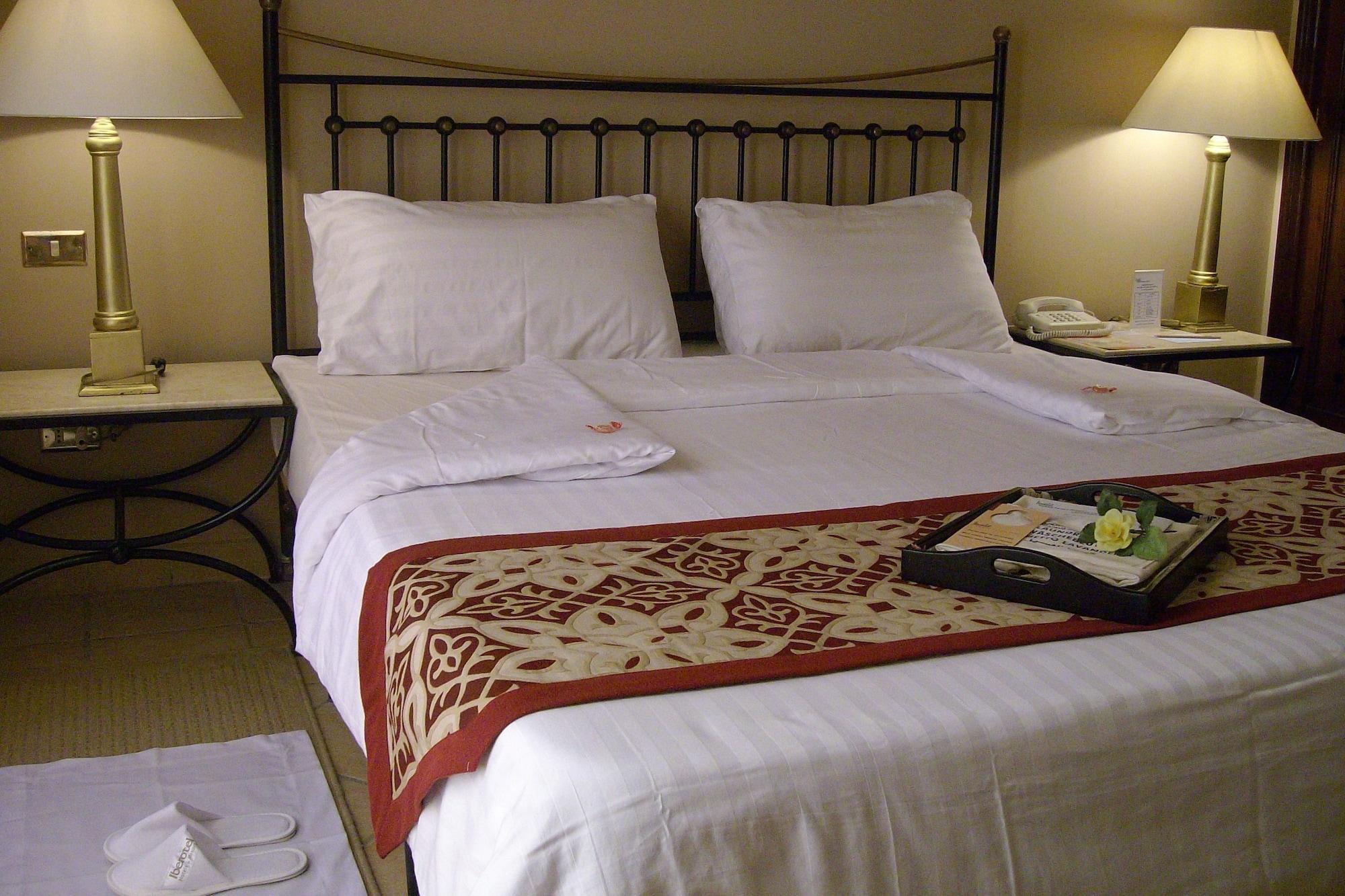 Jaz Makadi Saraya Resort Hurghada Chambre photo A bed with a bed runner