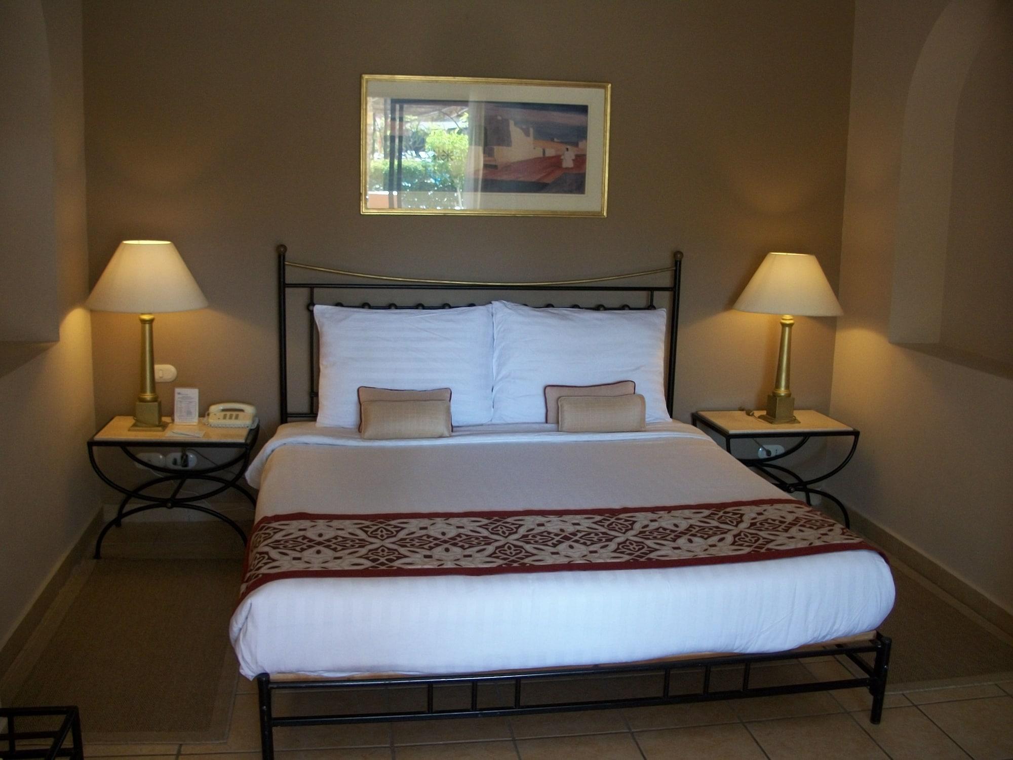 Jaz Makadi Saraya Resort Hurghada Extérieur photo A bedroom at the Inn at the Opera