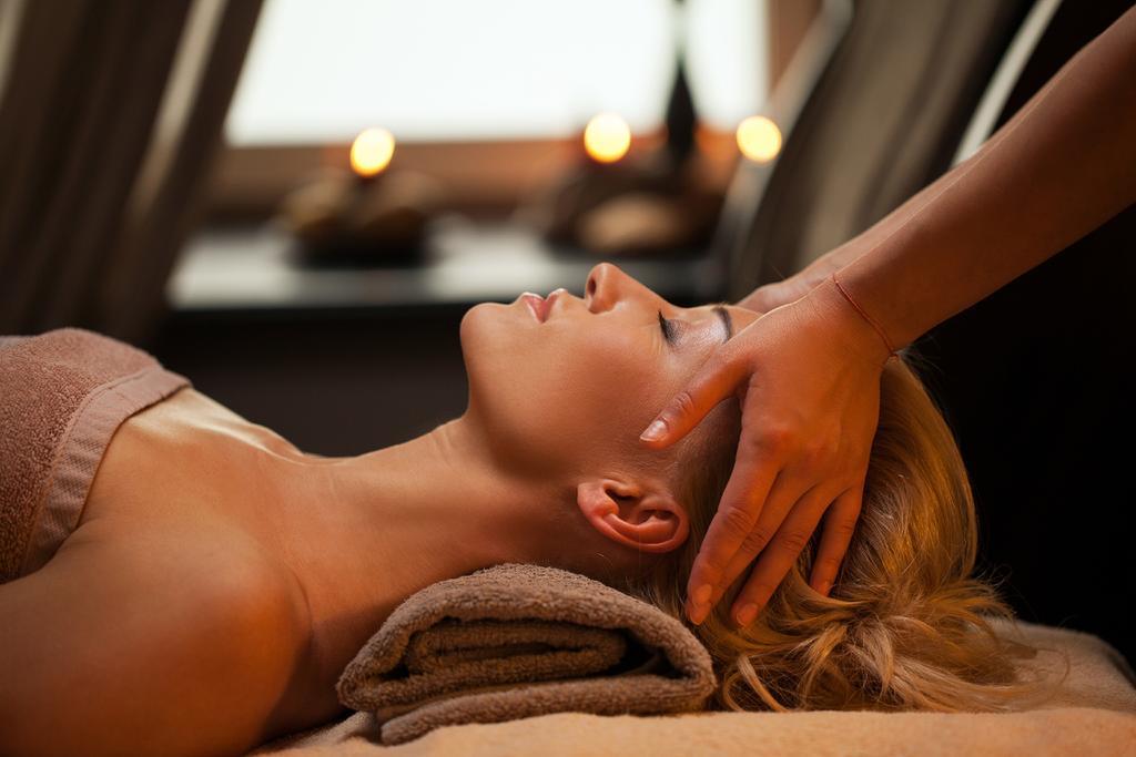 Jaz Makadi Saraya Resort Hurghada Extérieur photo A woman receiving a head massage
